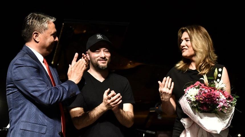 Uysal&rsquo;dan yoğun tempoya m&uuml;zik arası