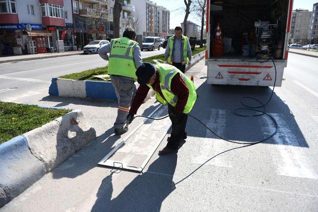 Çanakkale’de yol çizgileri yenileniyor