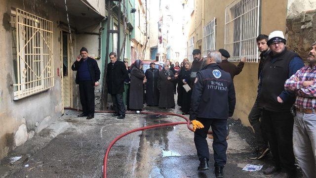 Prizden çıkan yangın evi kül ediyordu