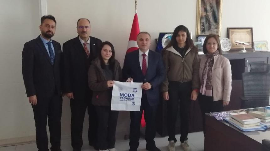 &Ouml;ğrenciler, kendi elleriyle yaptıkları bez &ccedil;antaları dağıttı