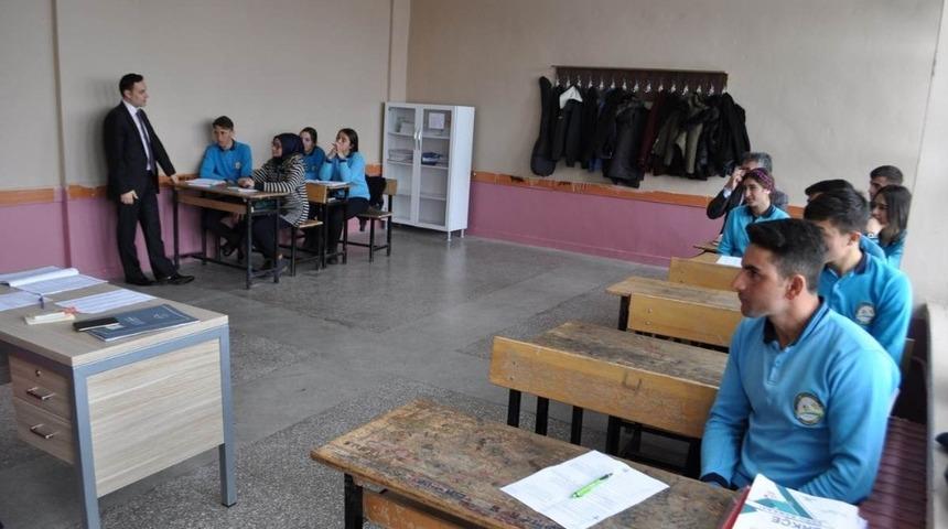 Kaymakam Ko&ccedil;, &ouml;ğrencilerle biraraya geldi