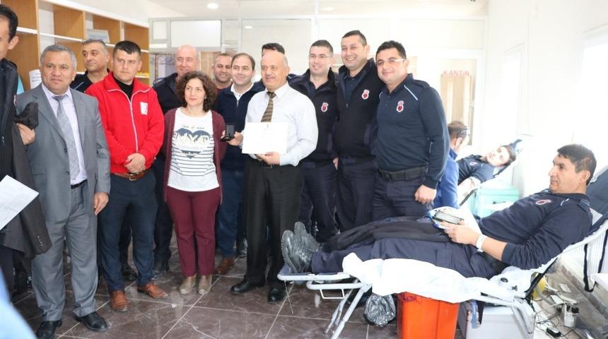 Cezaevi personelinden kan bağışı