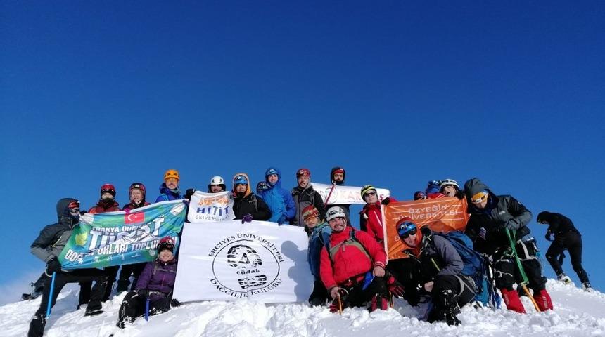 &Ccedil;ığ altında kalan akademisyenler i&ccedil;in zirve tırmanışı yapıldı