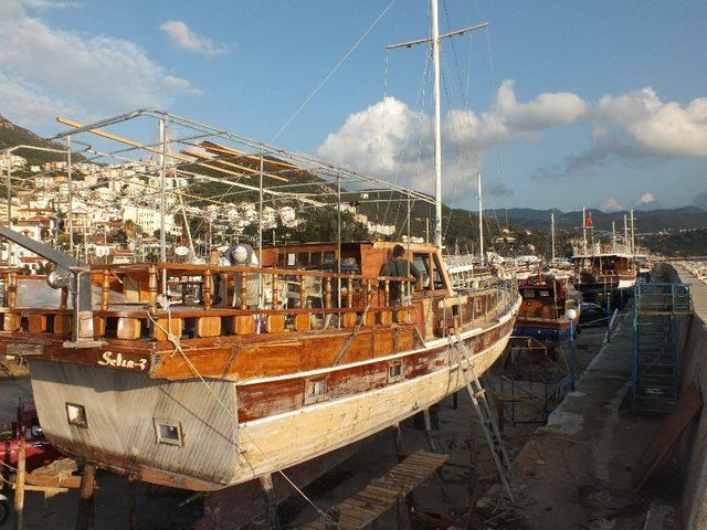 Tur tekneleri turizm sezonuna hazırlanıyor