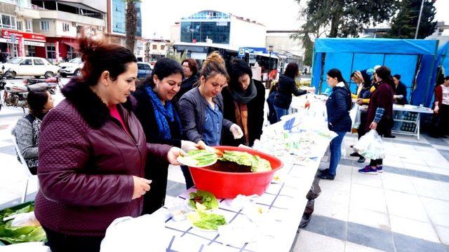 Anneler okul bahçesi için kolları sıvadı