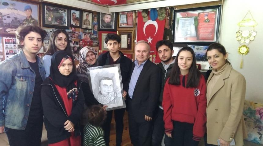 &Ouml;ğrencilerden Şehit ailesine ziyaret