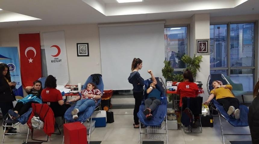 &Uuml;niversiteli kızlardan kan bağışı rekoru