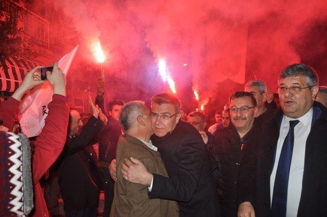 AK Partili adayın köy ziyareti mitinge dönüştü