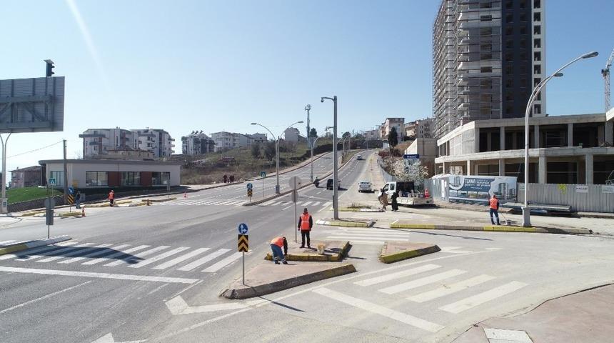 Gazanfer Bilge Bulvarı&rsquo;nda bozulan yol ve kaldırımlar yenileniyor