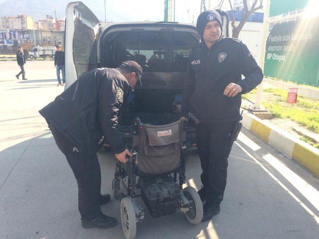 Aküsü biten felçli adama, polis ekipleri yardım etti