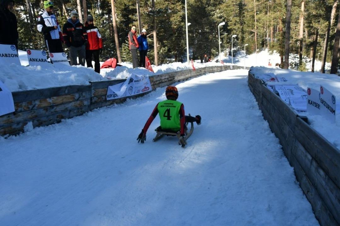 Sarıkamış&rsquo;ta Kul&uuml;pler Arası Nat&uuml;rel Kızak T&uuml;rkiye Şampiyonası devam ediyor