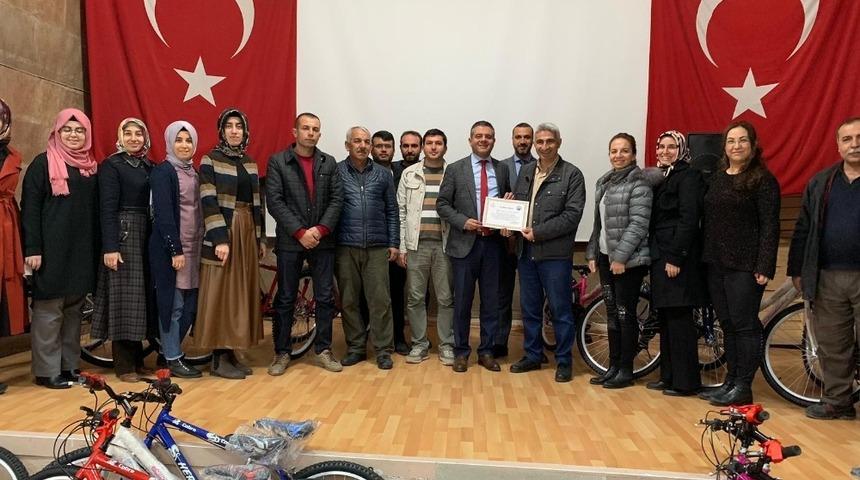 Sigara i&ccedil;meyen &ouml;ğretmene bisiklet hediyesi