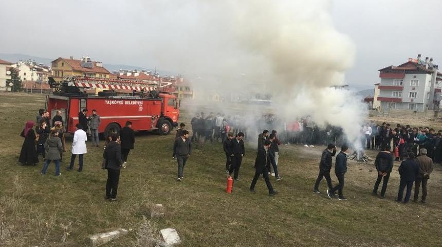 Taşk&ouml;pr&uuml;&rsquo;de deprem ve yangın tatbikatı yapıldı