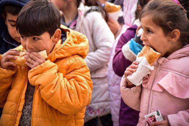 Döşemealtı’nda 250 öğrenciye balık ziyafeti