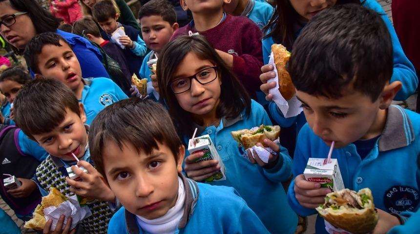 D&ouml;şemealtı&rsquo;nda 250 &ouml;ğrenciye balık ziyafeti