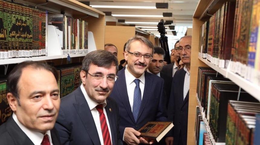 Bu kütüphanenin içinde cep sineması da var