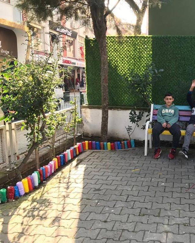 Plastik şişelerle Bilgi Evi bahçesini rengarenk yaptılar