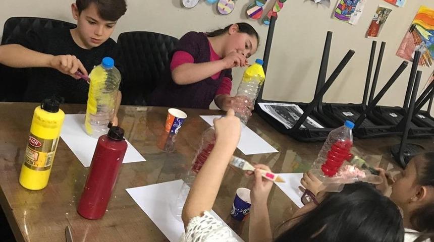 Plastik şişelerle Bilgi Evi bah&ccedil;esini rengarenk yaptılar