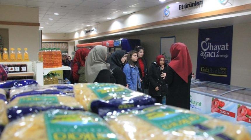 &Ouml;ğrenciler kumbarada yardım toplayacak