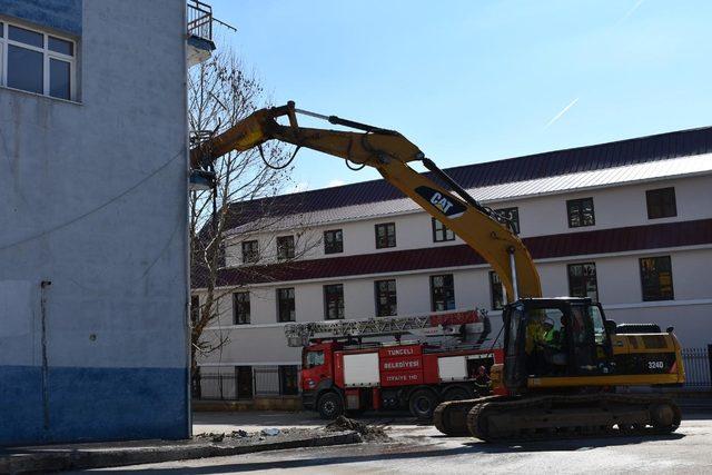 İş makinesine geçen Vali Sonel, 40 yıllık riskli binanın yıkımını başlattı