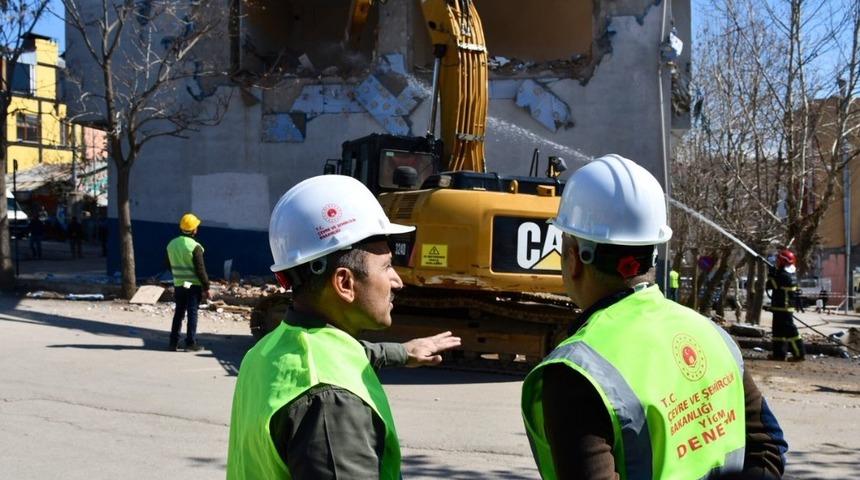 İş makinesine ge&ccedil;en Vali Sonel, 40 yıllık riskli binanın yıkımını başlattı