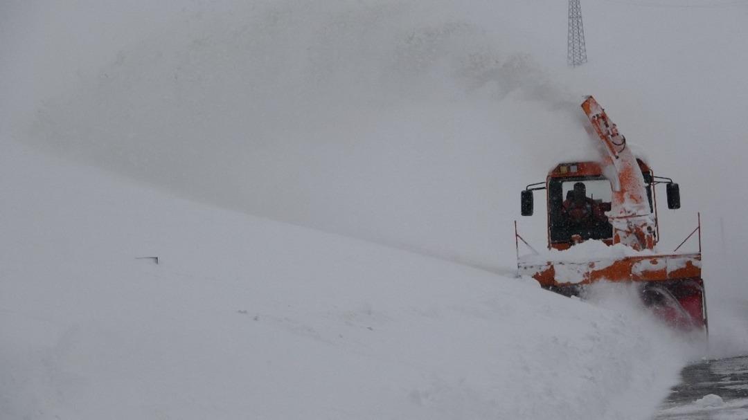 Van-Bah&ccedil;esaray yolunda karla m&uuml;cadele