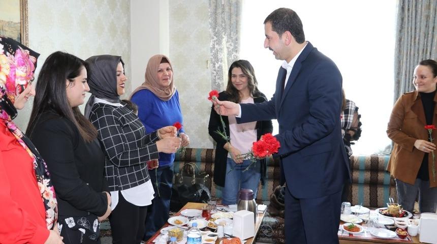 Başkan Baydilli&rsquo;den personele kadınlar g&uuml;n&uuml; jesti