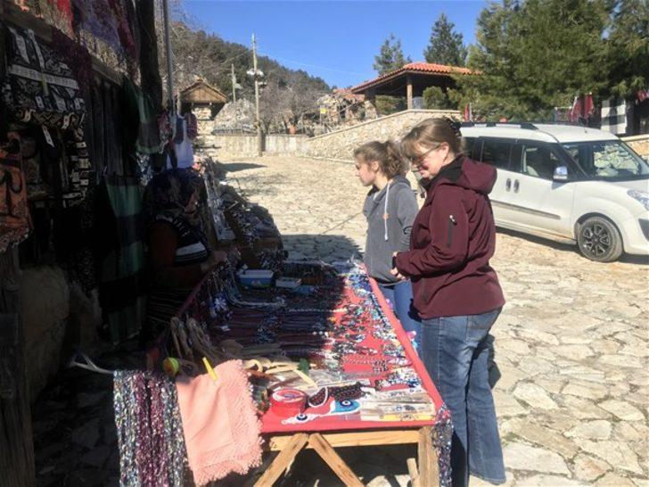 800 yıllık köy turist akınına uğruyor G3