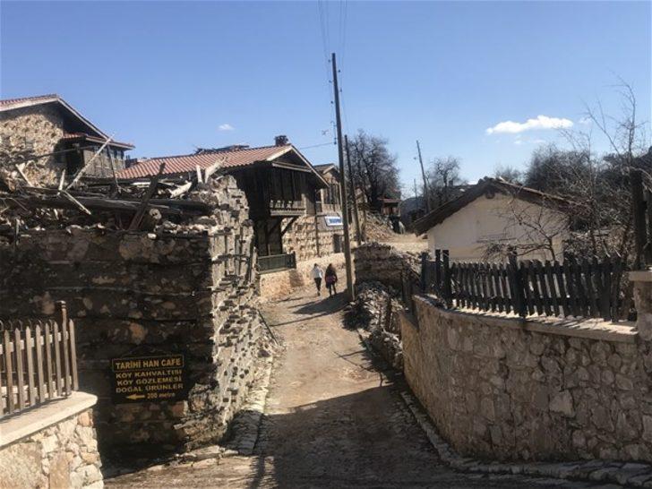 800 yıllık köy turist akınına uğruyor G5