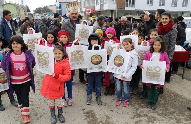 Pet şişe getirene bez torba dağıtıldı