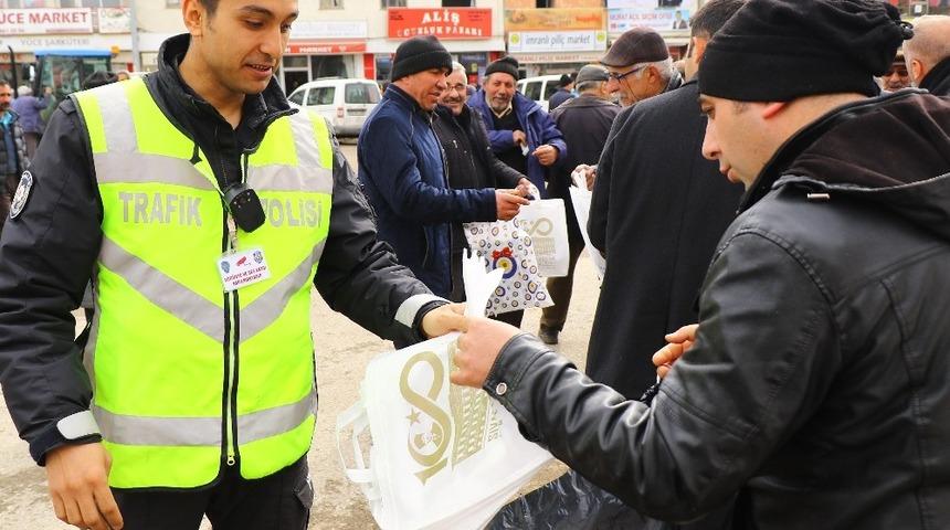 Pet şişe getirene bez torba dağıtıldı