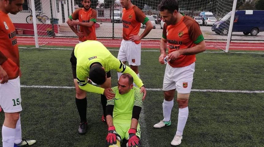 Dili boğazına kaçan kaleciyi hakem kurtardı