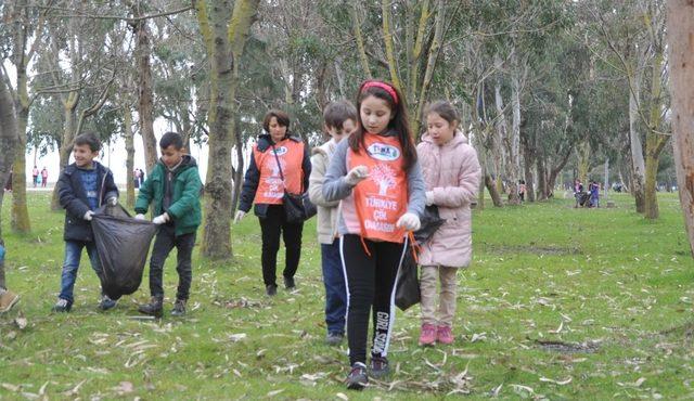 Öğrenciler temiz çevreye dikkat çekmek için çöp topladı