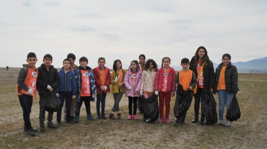 &Ouml;ğrenciler temiz &ccedil;evreye dikkat &ccedil;ekmek i&ccedil;in &ccedil;&ouml;p topladı