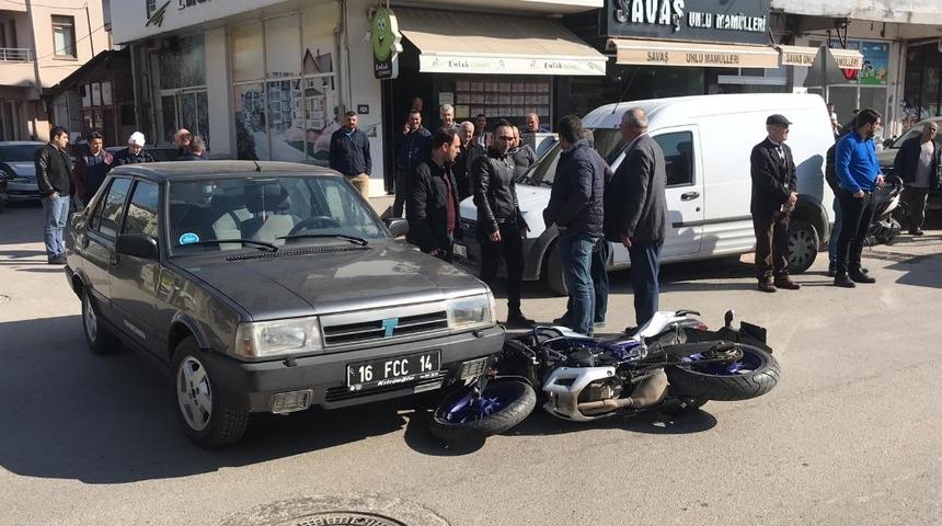 Motosiklet ile resmi plakalı otomobil çarpıştı, bir kişi yaralandı