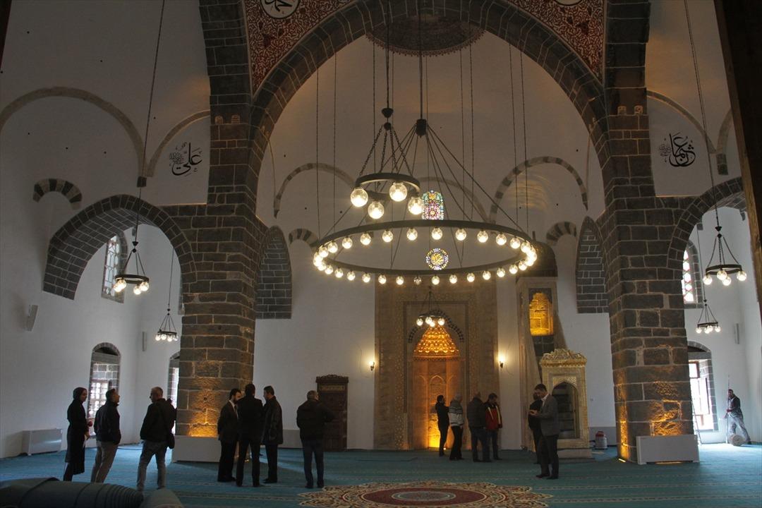 Ter&ouml;ristler yakmıştı, yeniden a&ccedil;ılıyor