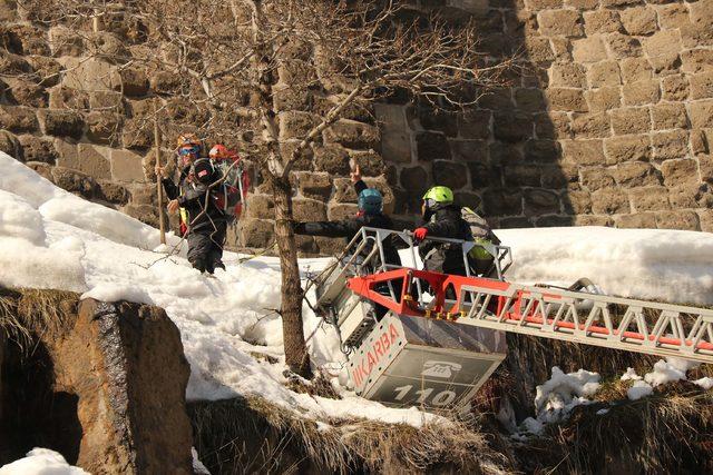 Bitlis Kalesi'ndeki kar kütlelerini dağcılar temizledi