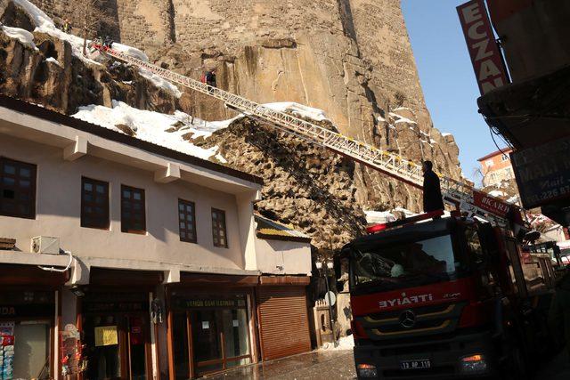 Bitlis Kalesi'ndeki kar kütlelerini dağcılar temizledi