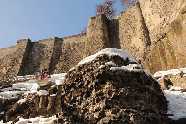 Bitlis Kalesi'ndeki kar kütlelerini dağcılar temizledi