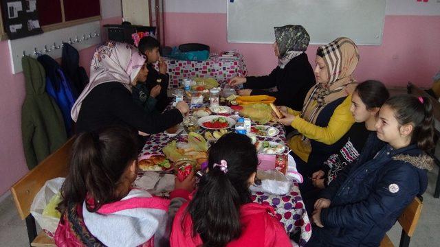 Öğretmen, öğrenci ve veli aynı masada buluştu