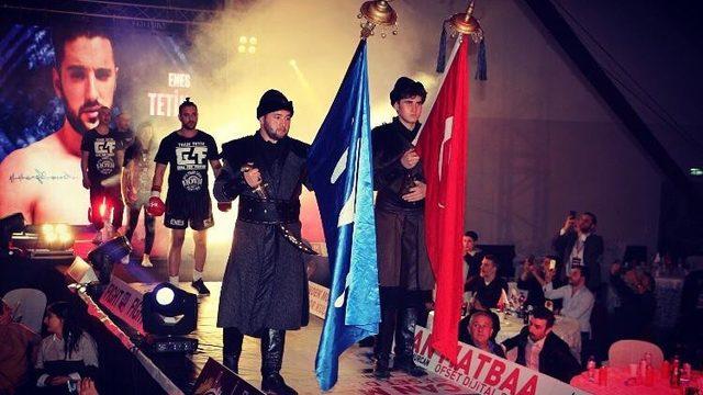 Bilecikli kick boksçu Enes Tetik maça Kayı Alp’leri ile çıktı.