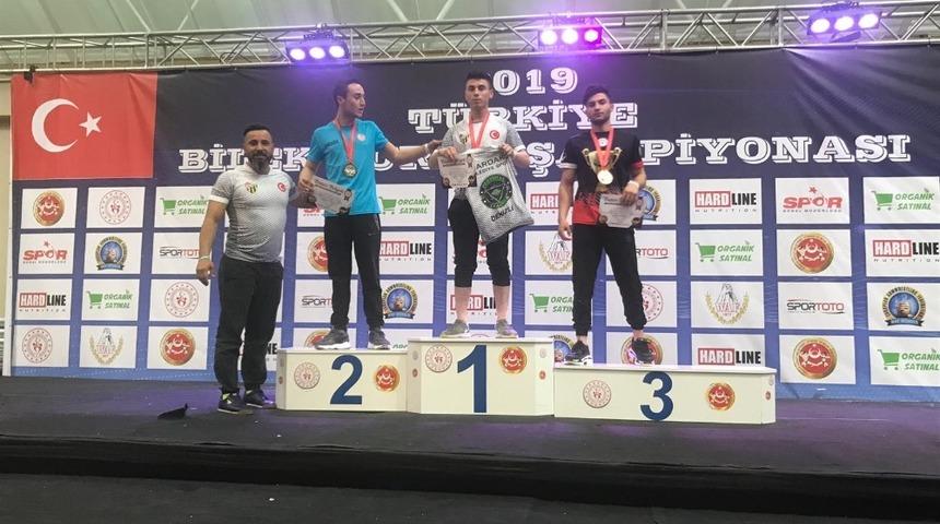 Denizlili lise &ouml;ğrencisinin bileğini kimse b&uuml;kemedi