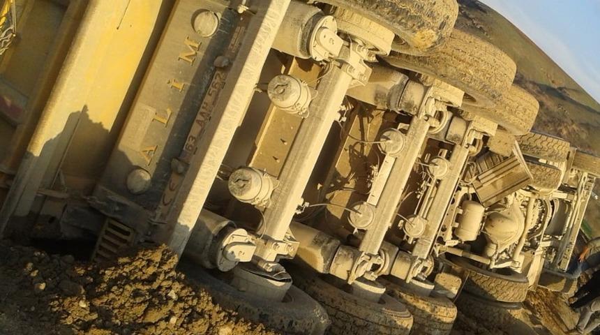 Bozulan yolda kamyon yan yattı