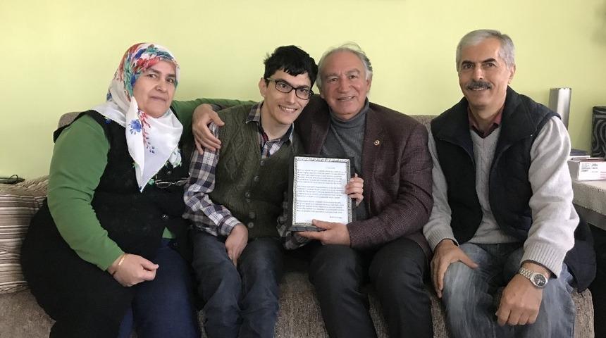 Demir&rsquo;den sosyal medya takip&ccedil;isi engelli gence ziyaret