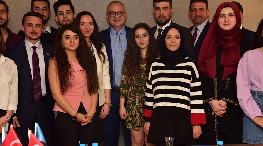 Başkan Erg&uuml;n ile gen&ccedil; iş insanları arasında samimi sohbet