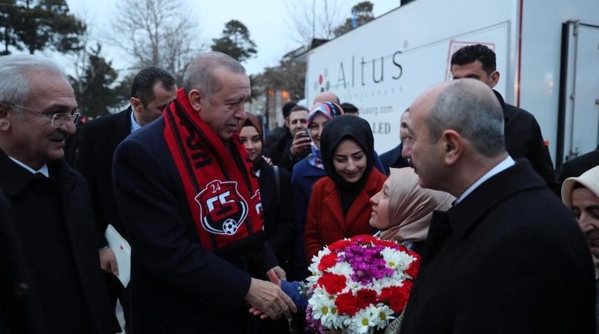 Cumhurbaşkanı Erdoğan, Erzincanlı Milli Kayak&ccedil;ıyı k&uuml;lliyeye davet etti