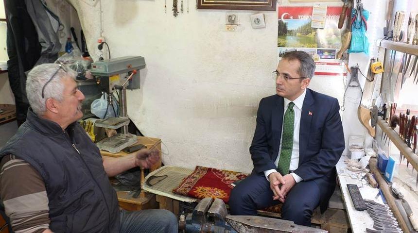 Kaymakam Deniz Pişkin, devlet sanat&ccedil;ısı unvanı alan bı&ccedil;ak ustasını ziyaret etti