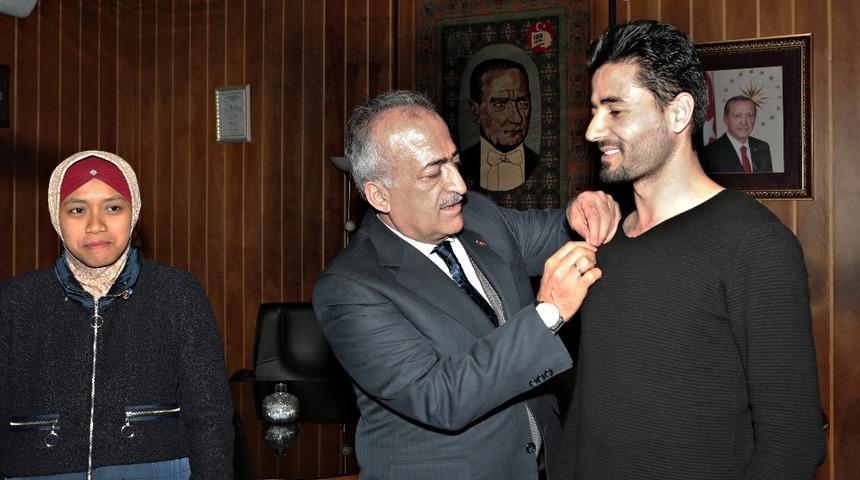 Rekt&ouml;r &Ccedil;omaklı, yeni evlenen misafir &ouml;ğrencilere mutluluklar diledi