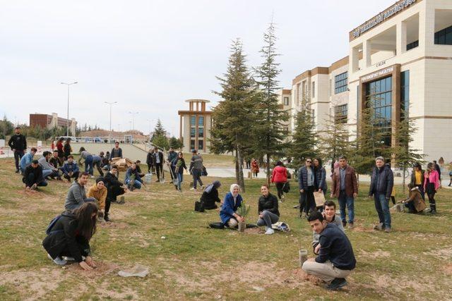 NEVÜ öğrencileri fidanları toprakla buluşturdu