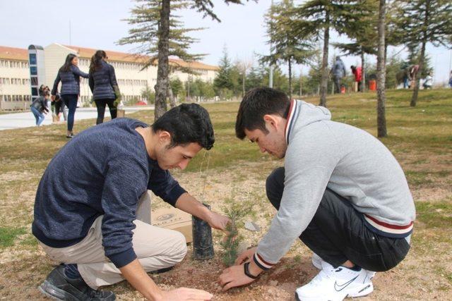 NEVÜ öğrencileri fidanları toprakla buluşturdu